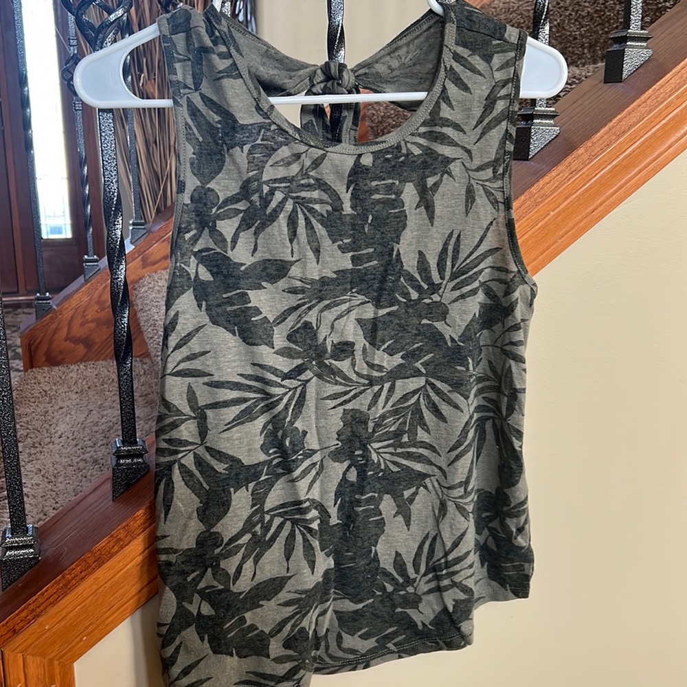 Small Old Navy tank top in tropical print